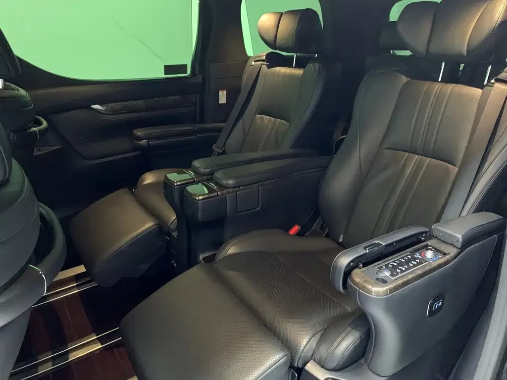Toyota Vellfire — фото 4