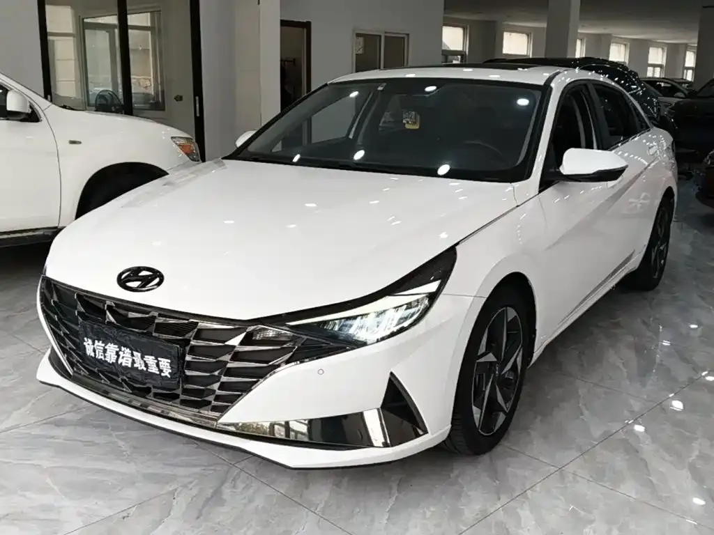 Hyundai Elantra — фото 1