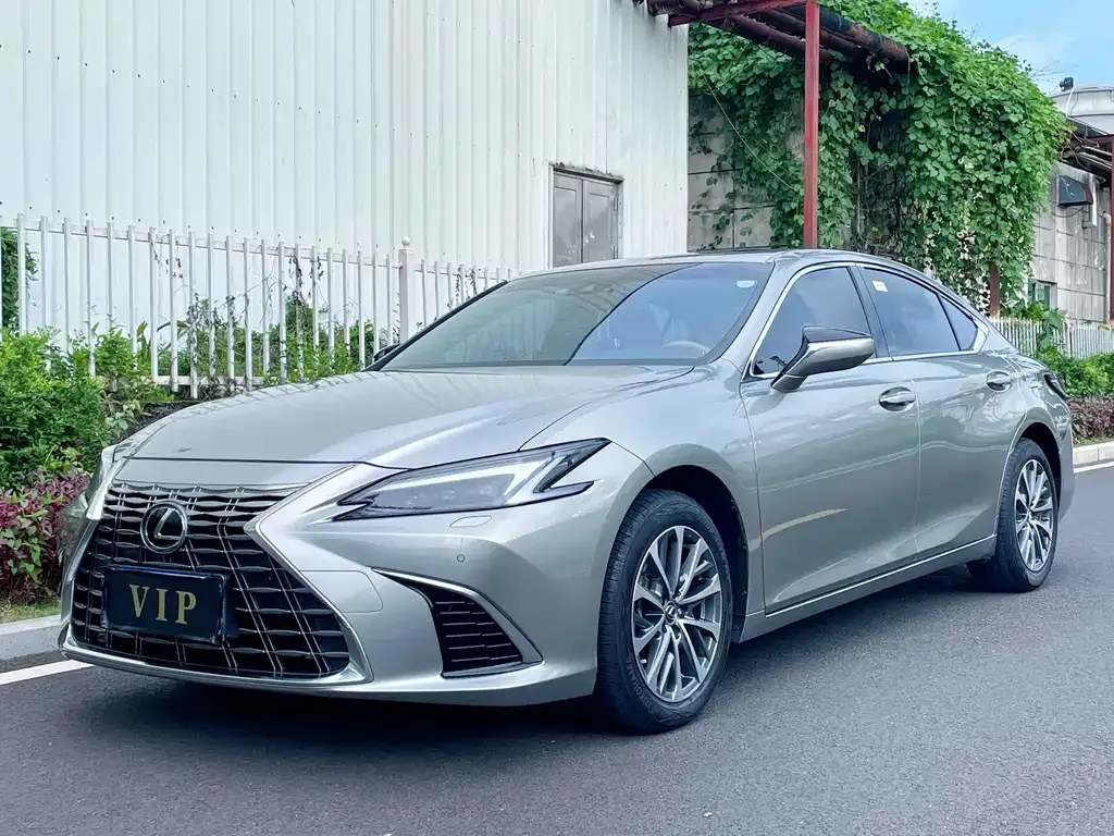 Lexus ES — фото 1