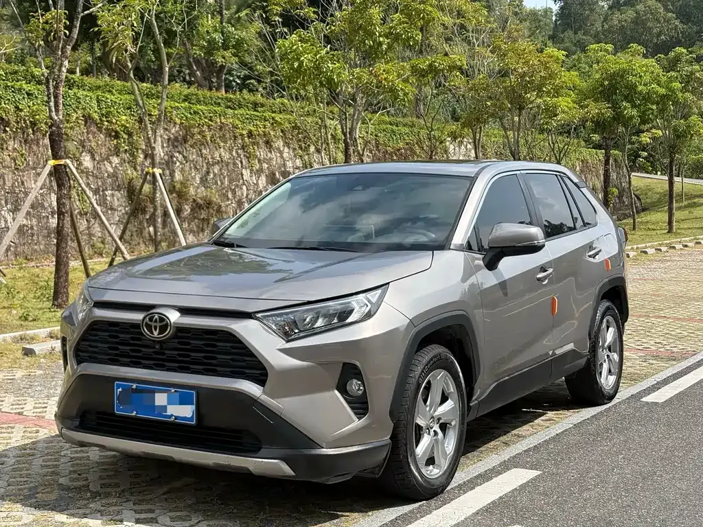 Toyota RAV4 — фото 1