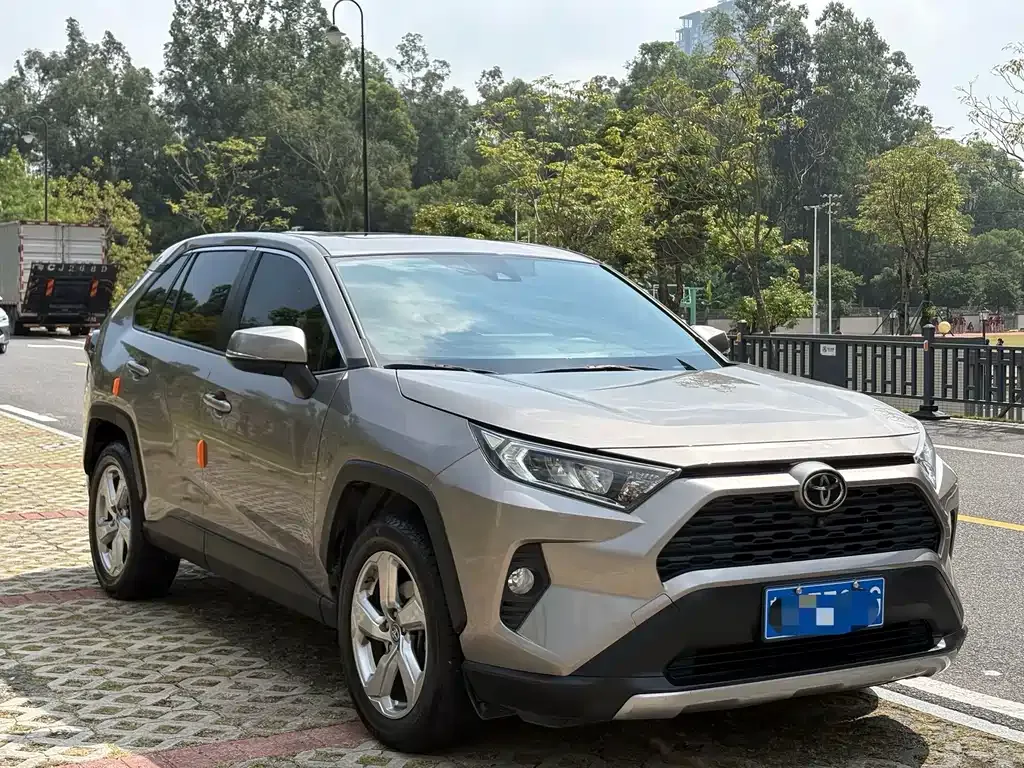 Toyota RAV4 — фото 8