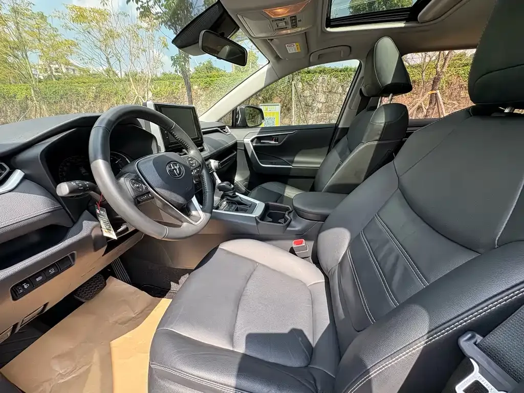 Toyota RAV4 — фото 9