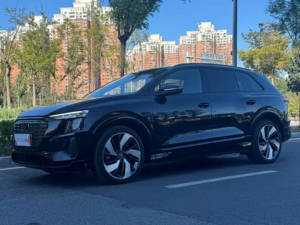 Audi Q5 e-tron — фото 1