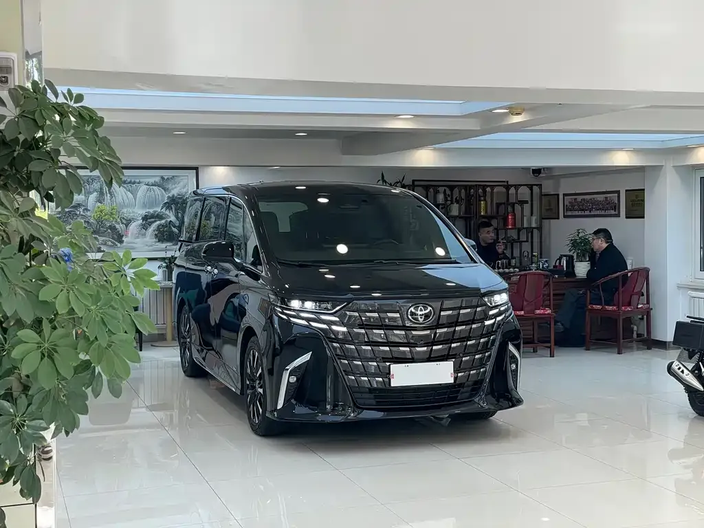 Toyota Alphard — фото 1