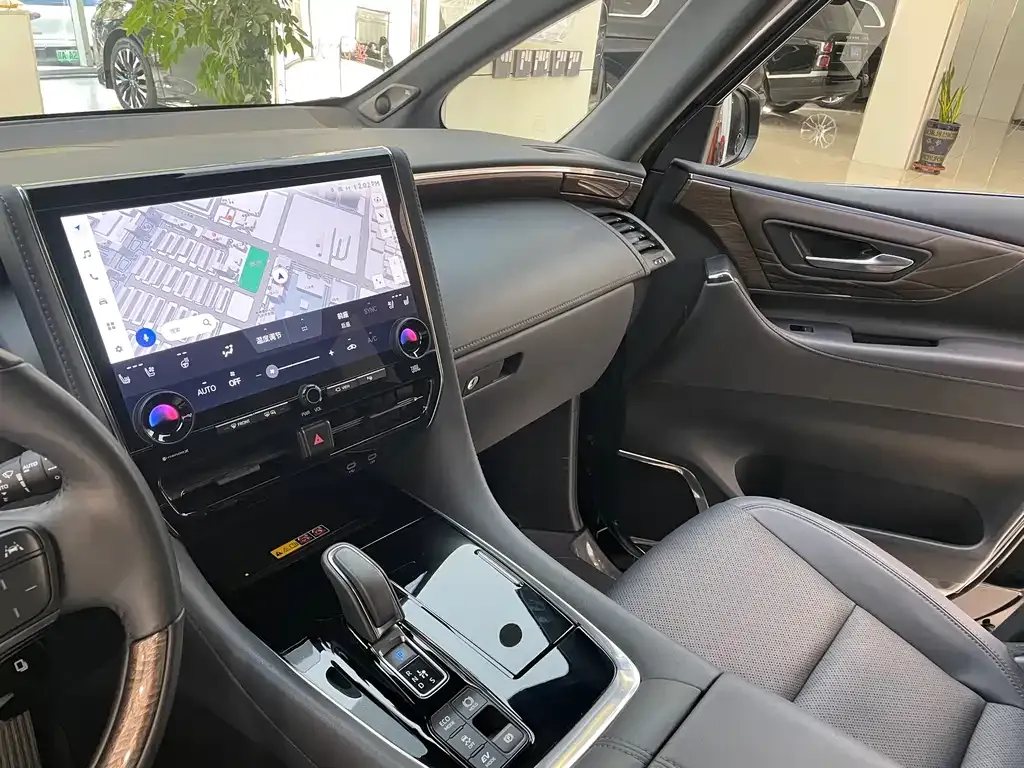 Toyota Alphard — фото 9