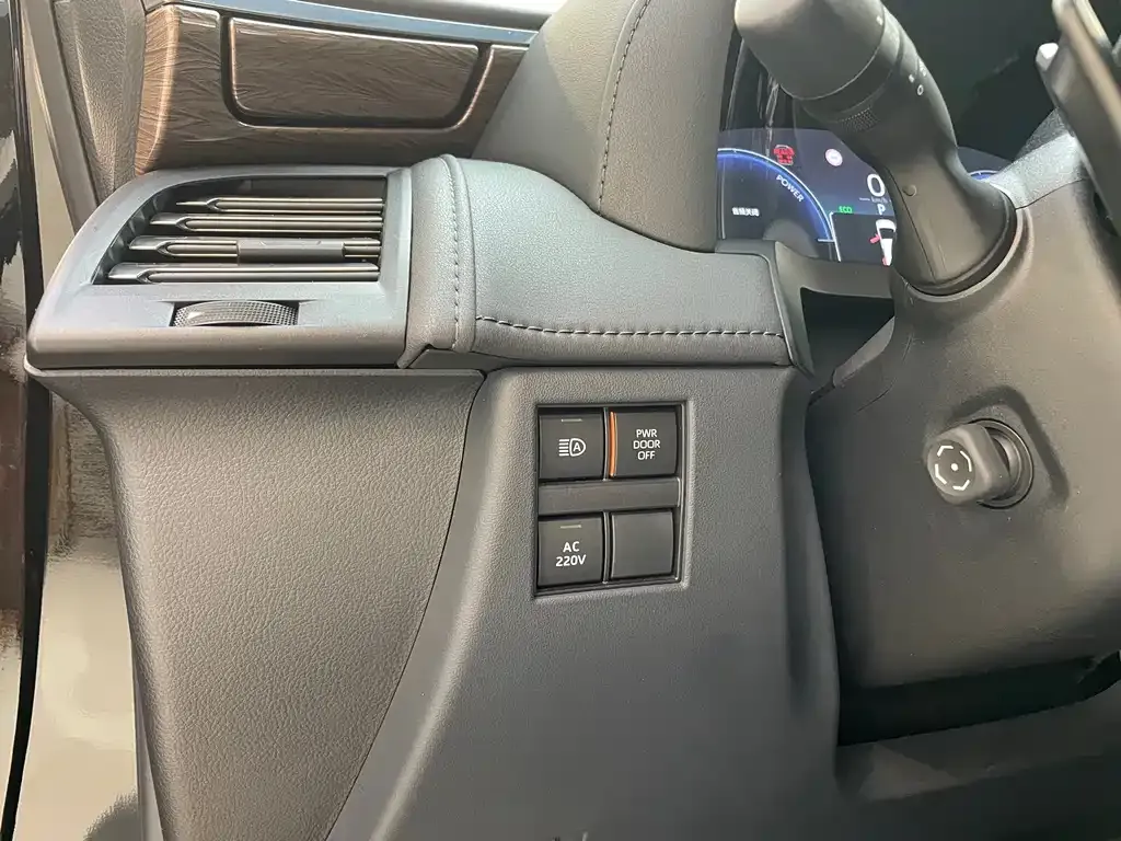 Toyota Alphard — фото 7
