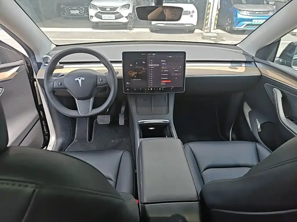 Tesla Model Y — фото 8
