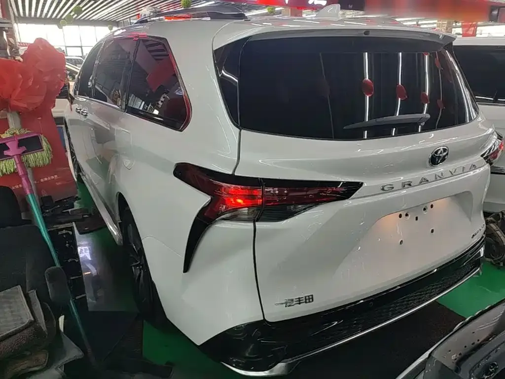 Toyota Granvia — фото 9