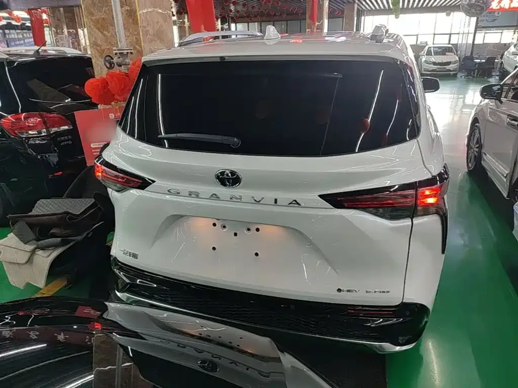 Toyota Granvia — фото 3