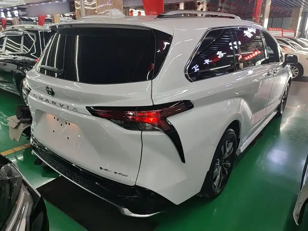 Toyota Granvia — фото 8