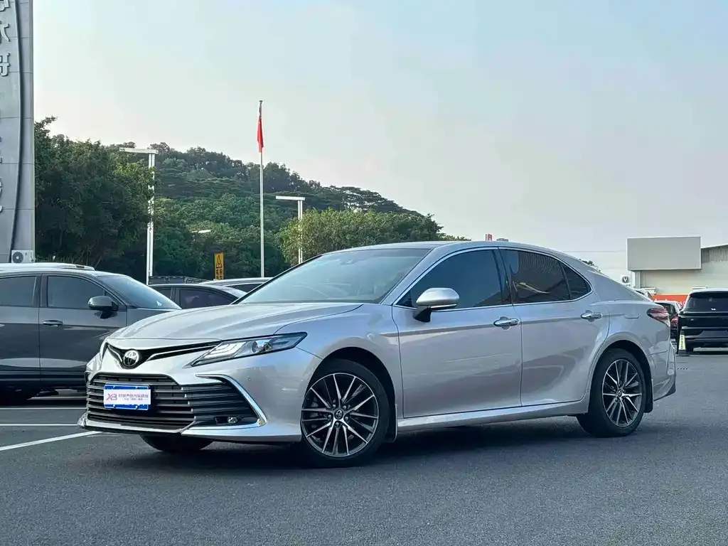 Toyota Camry — фото 1