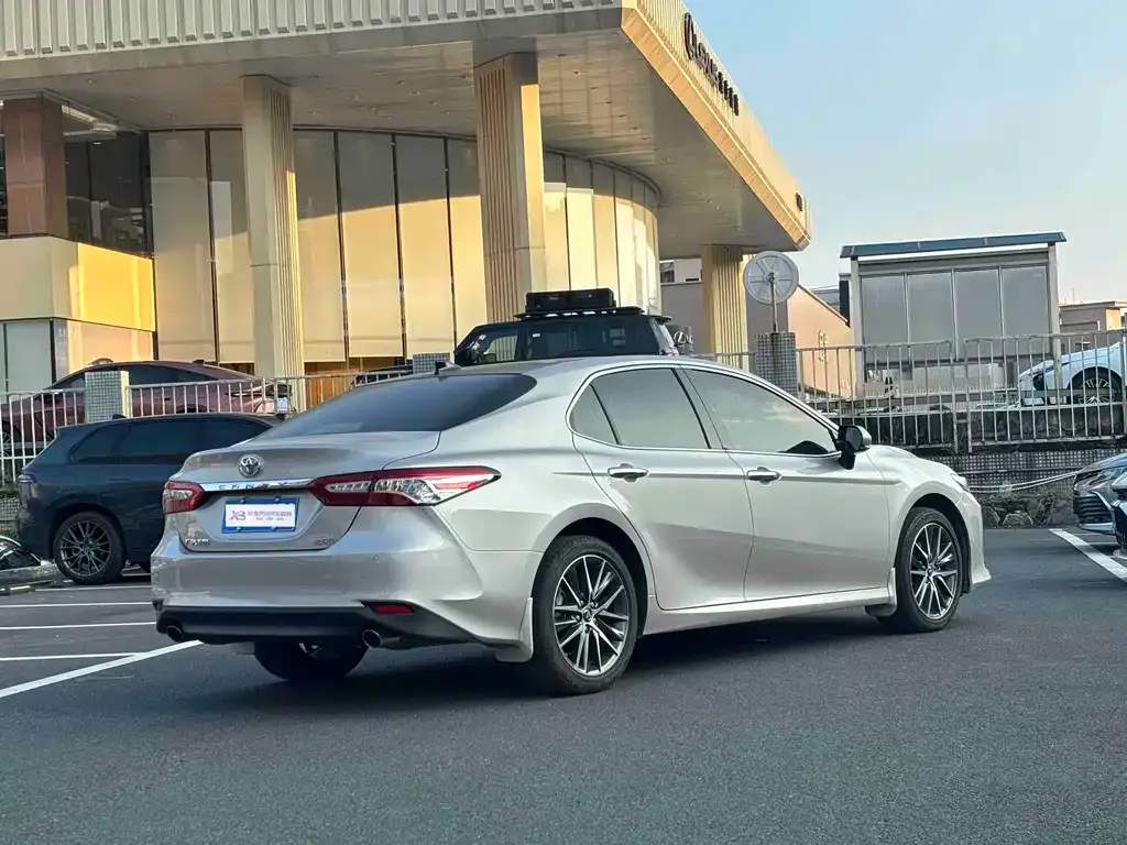 Toyota Camry — фото 6