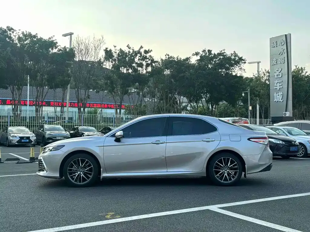 Toyota Camry — фото 7