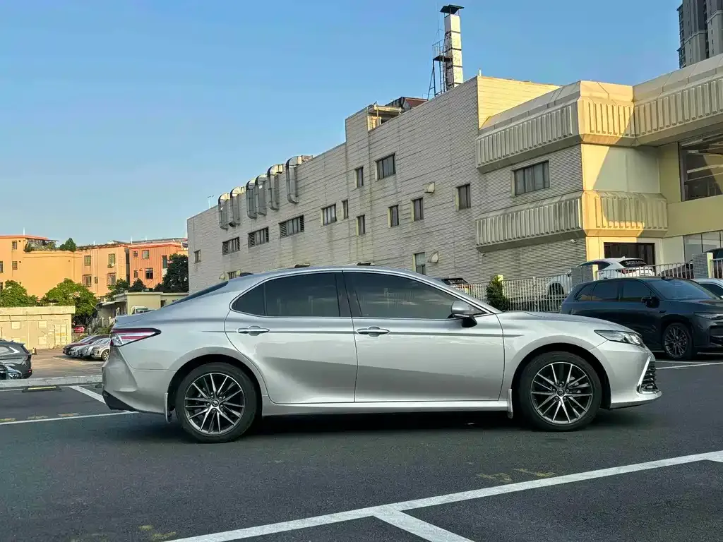 Toyota Camry — фото 5