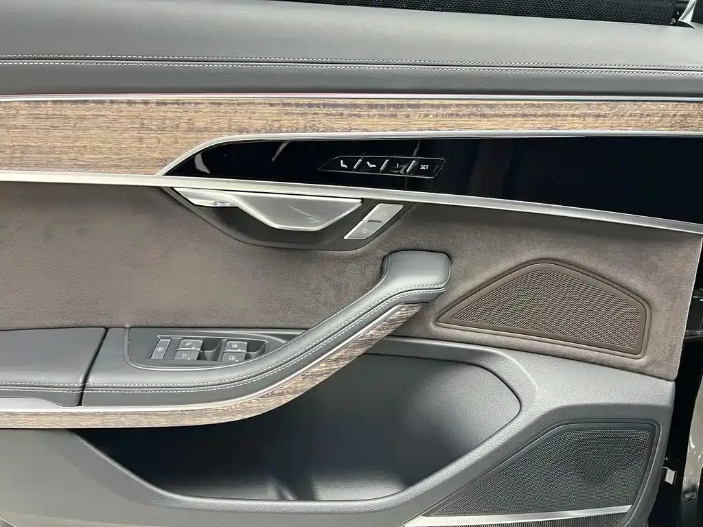 Audi A8 — фото 10