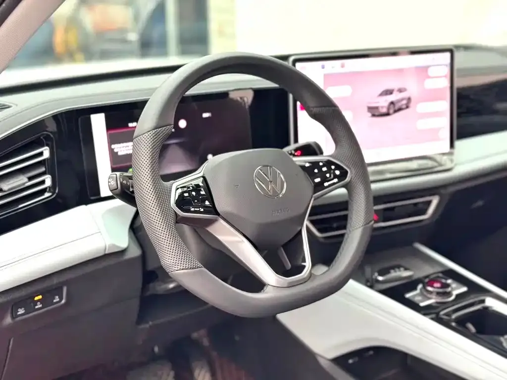 Volkswagen Tiguan L — фото 6