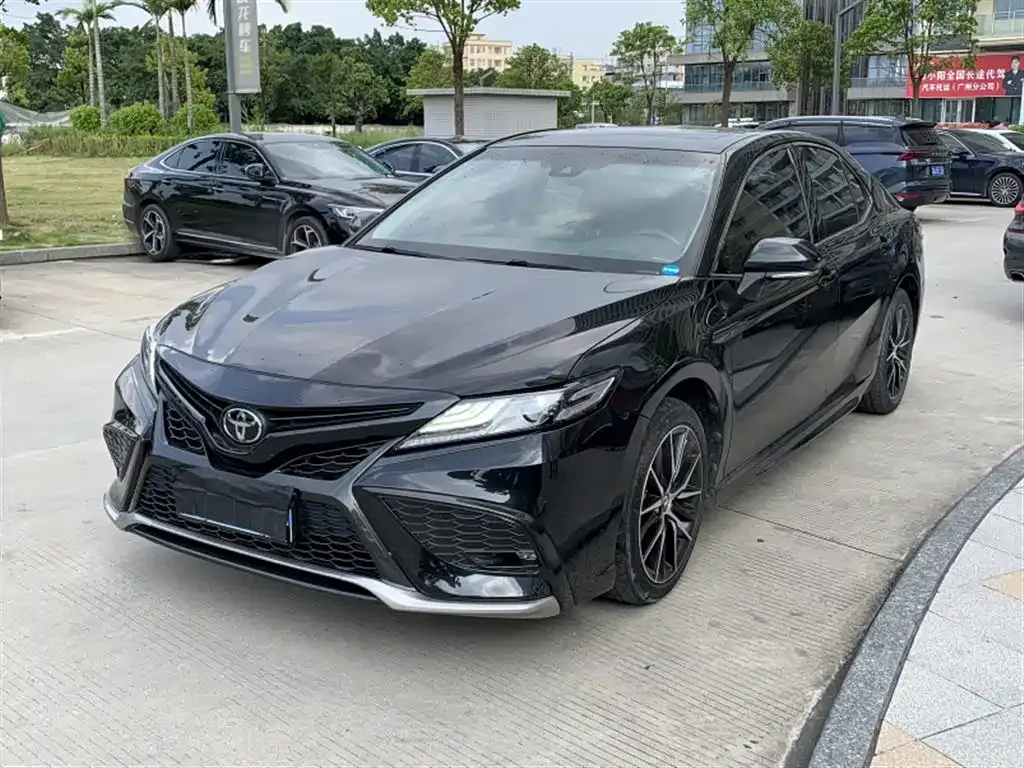 Toyota Camry — фото 1