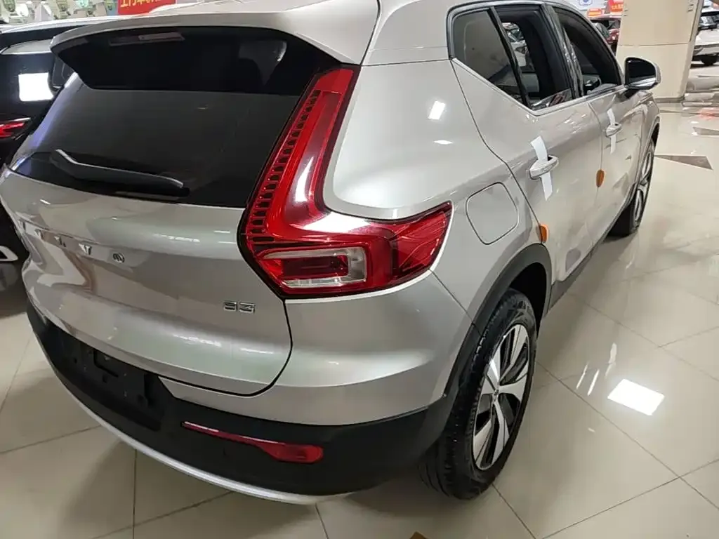 Volvo XC40 — фото 1