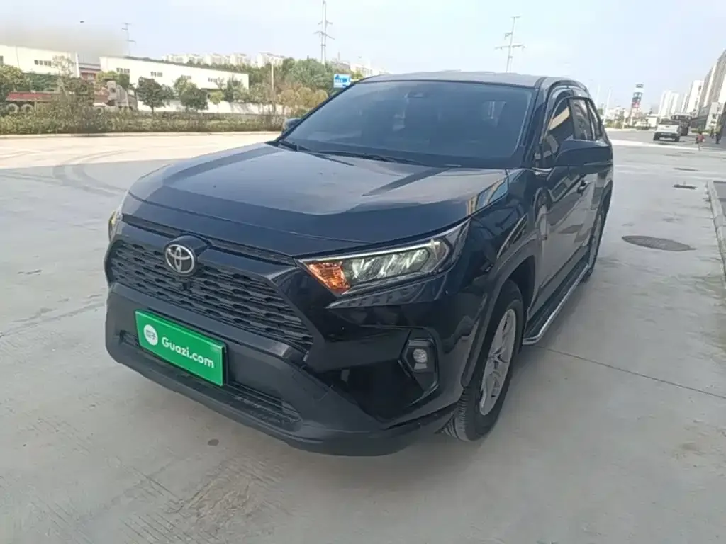 Toyota RAV4 — фото 1