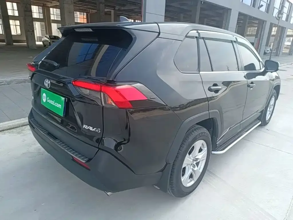 Toyota RAV4 — фото 8