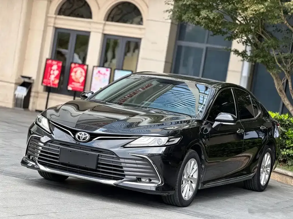 Toyota Camry — фото 1