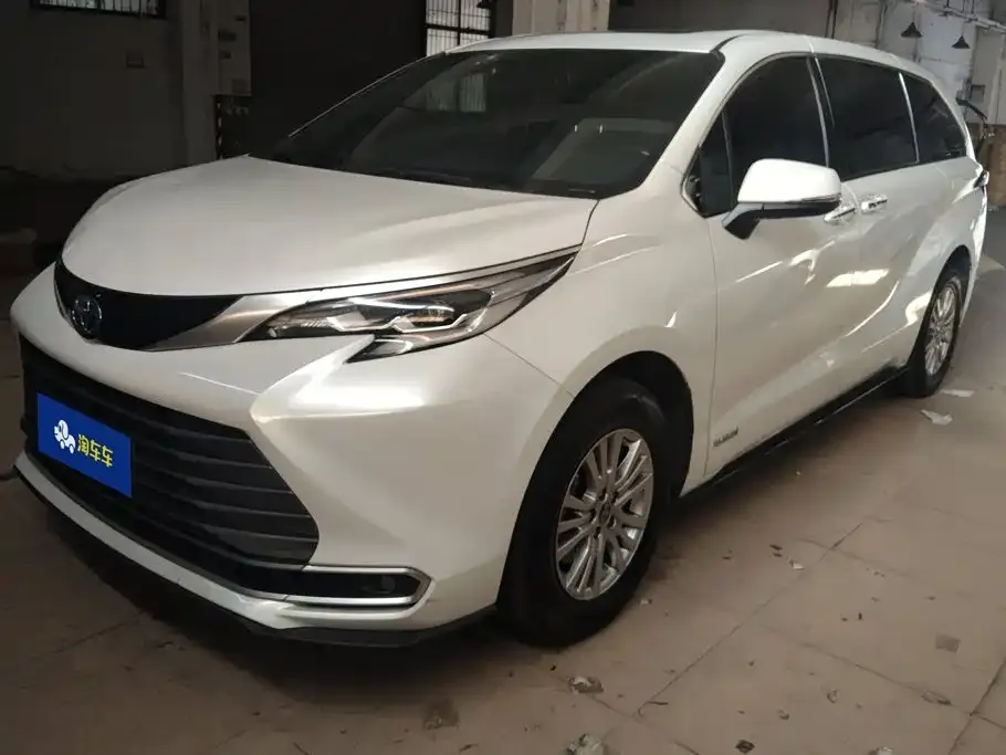 Toyota Sienna — фото 1
