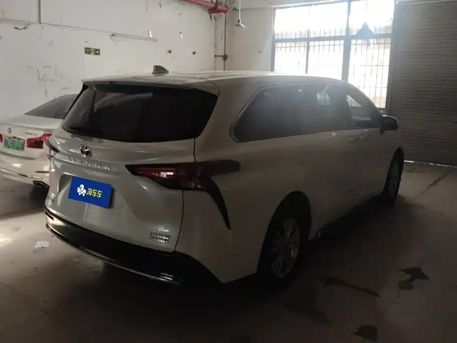 Toyota Sienna — фото 2
