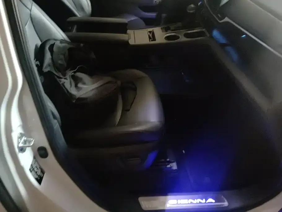 Toyota Sienna — фото 4
