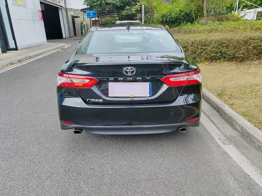 Toyota Camry — фото 1