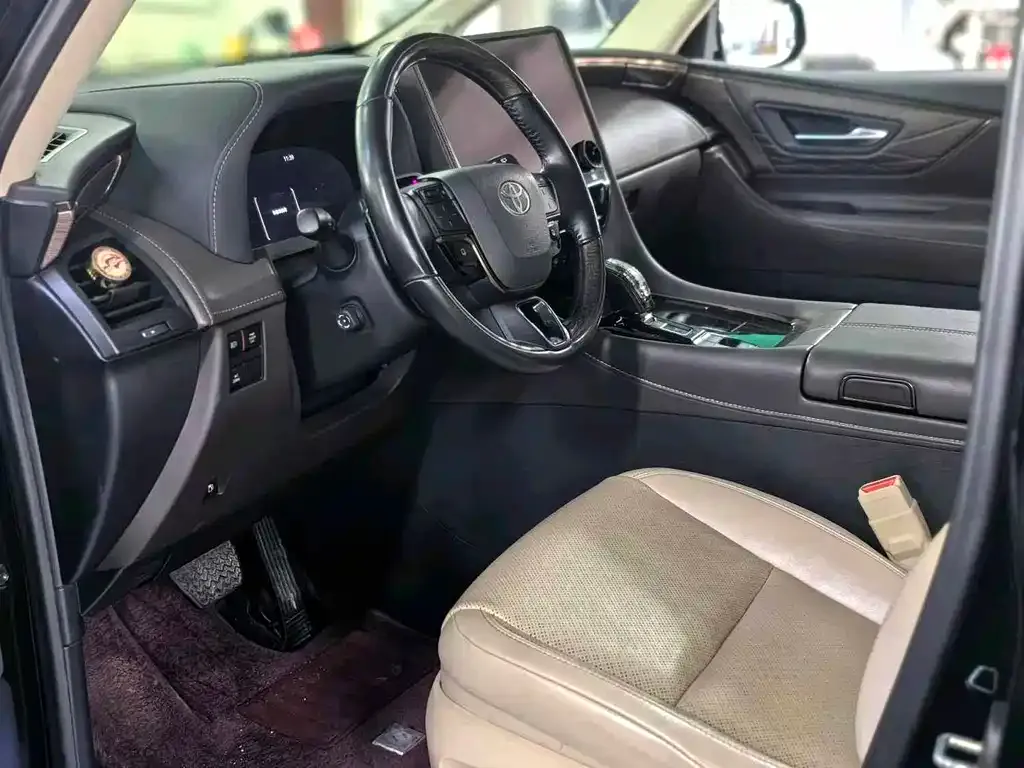 Toyota Alphard — фото 2