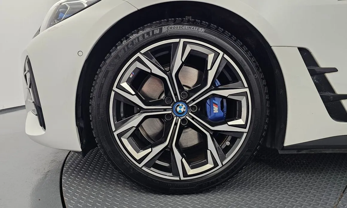 BMW i4 — фото 9