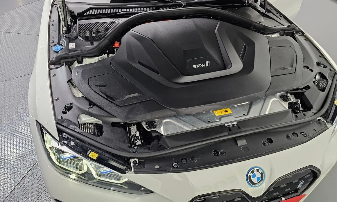 BMW i4 — фото 7