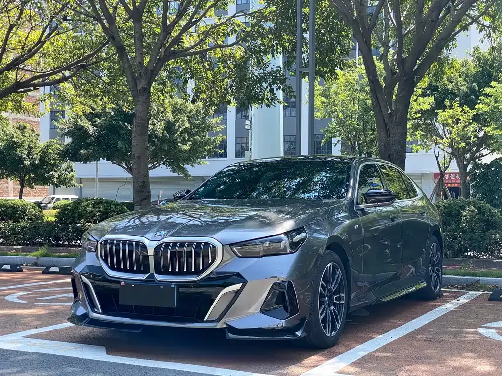 BMW 5 Series — фото 1