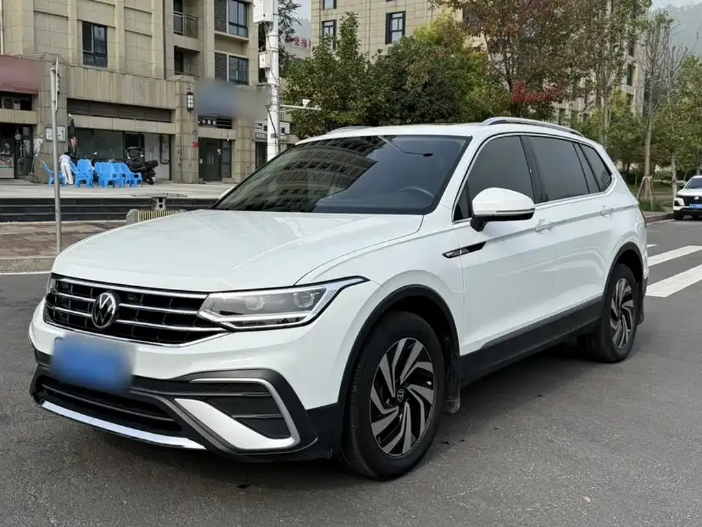 Volkswagen Tiguan L — фото 1