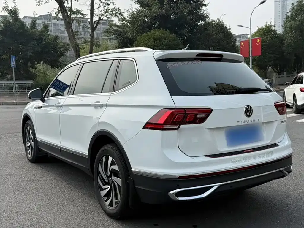 Volkswagen Tiguan L — фото 10
