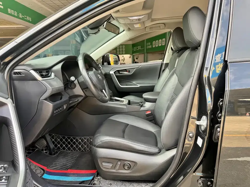 Toyota RAV4 — фото 7