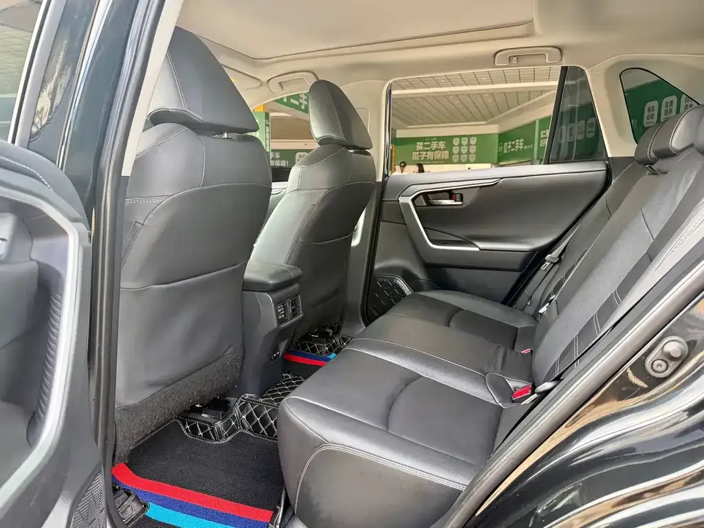 Toyota RAV4 — фото 5