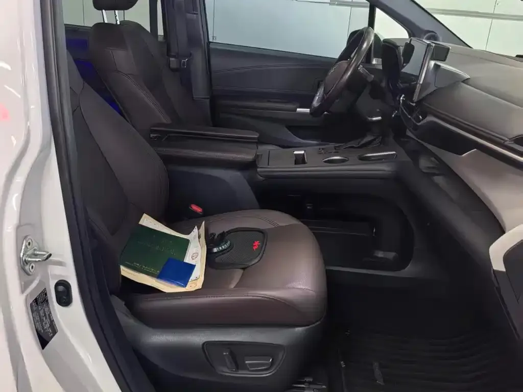 Toyota Granvia — фото 3