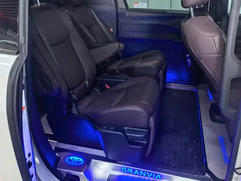 Toyota Granvia — фото 6