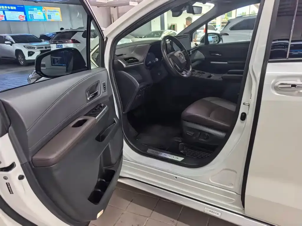 Toyota Granvia — фото 4
