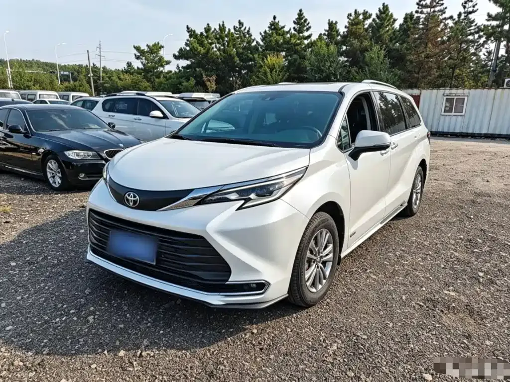 Toyota Sienna — фото 1