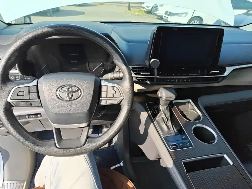 Toyota Sienna — фото 3