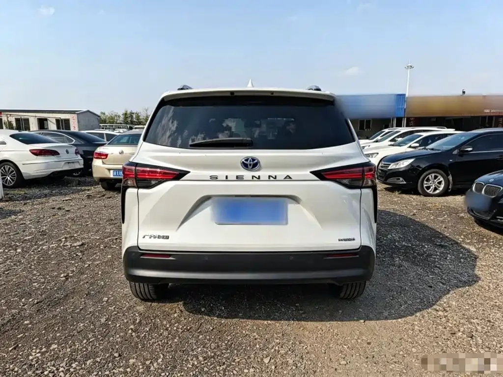 Toyota Sienna — фото 4