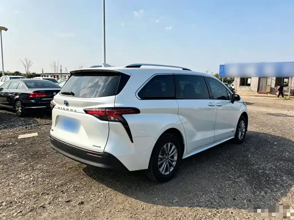 Toyota Sienna — фото 9