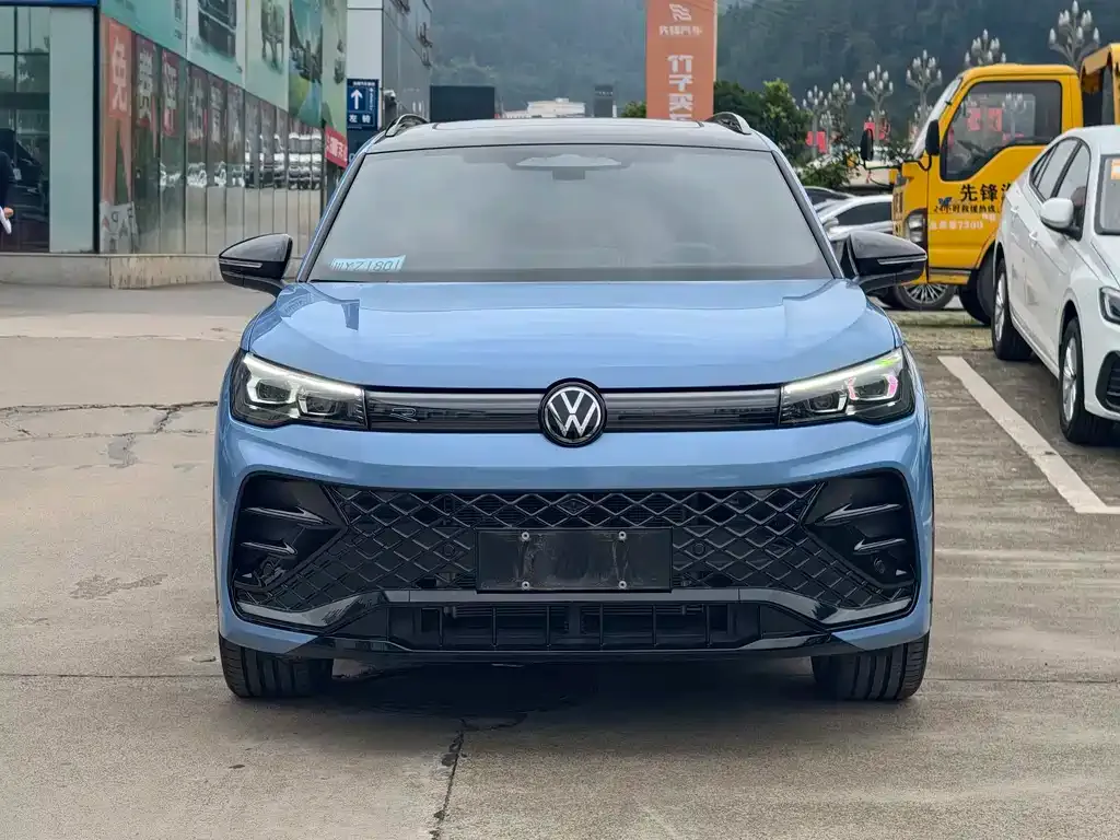 Volkswagen Tiguan L — фото 7