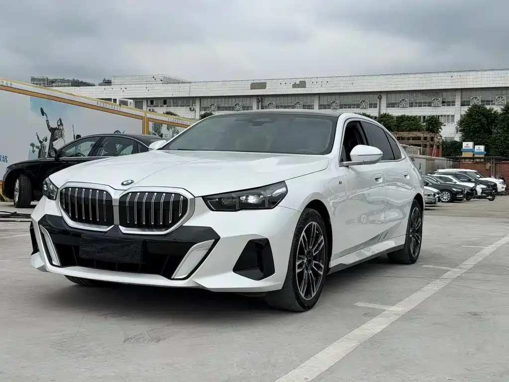 BMW 5 Series — фото 1