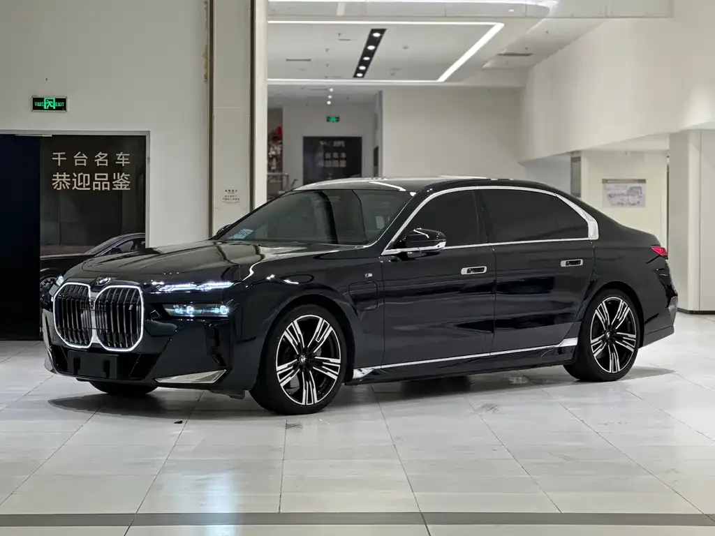 BMW i7 — фото 1