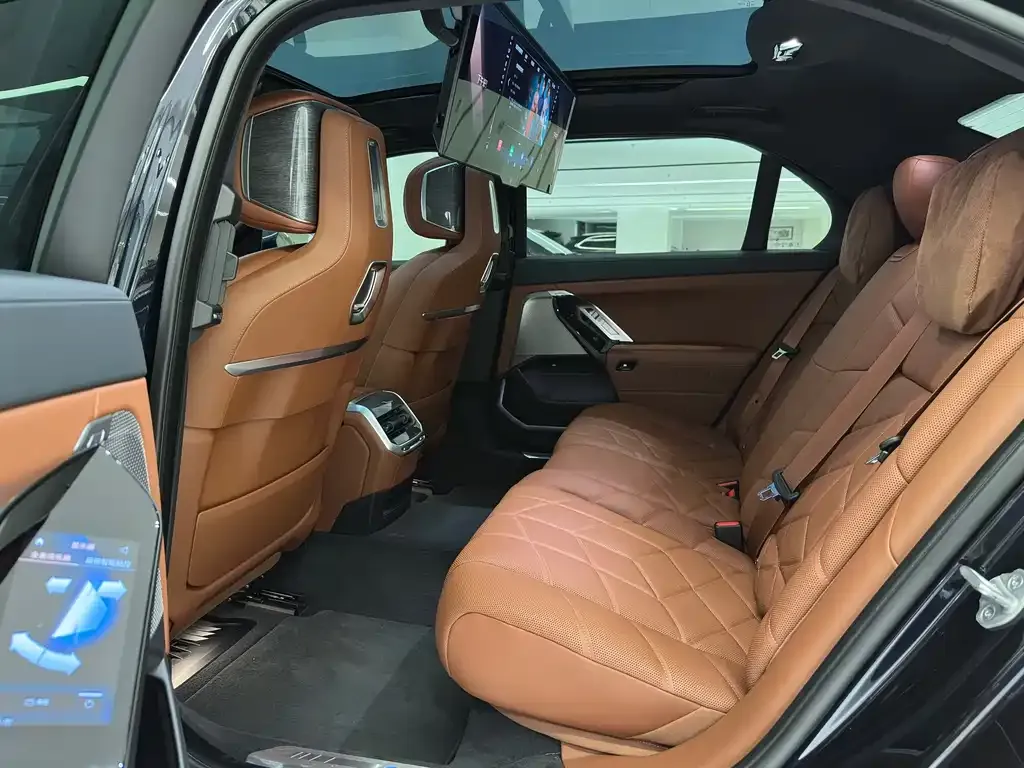 BMW i7 — фото 6
