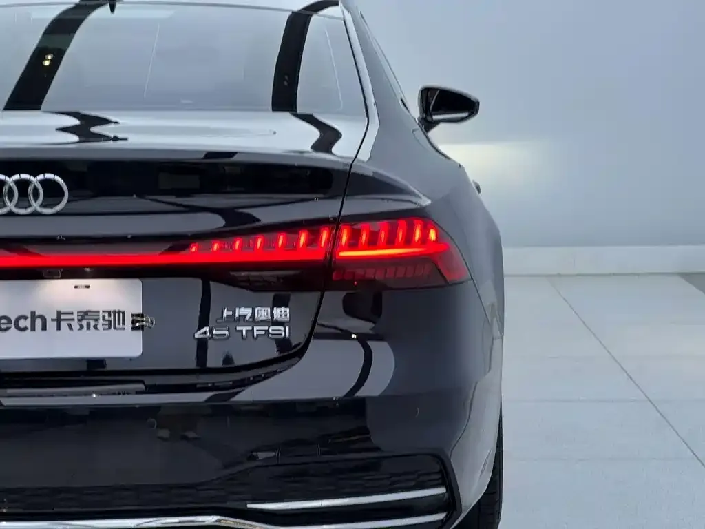 Audi A7L — фото 1