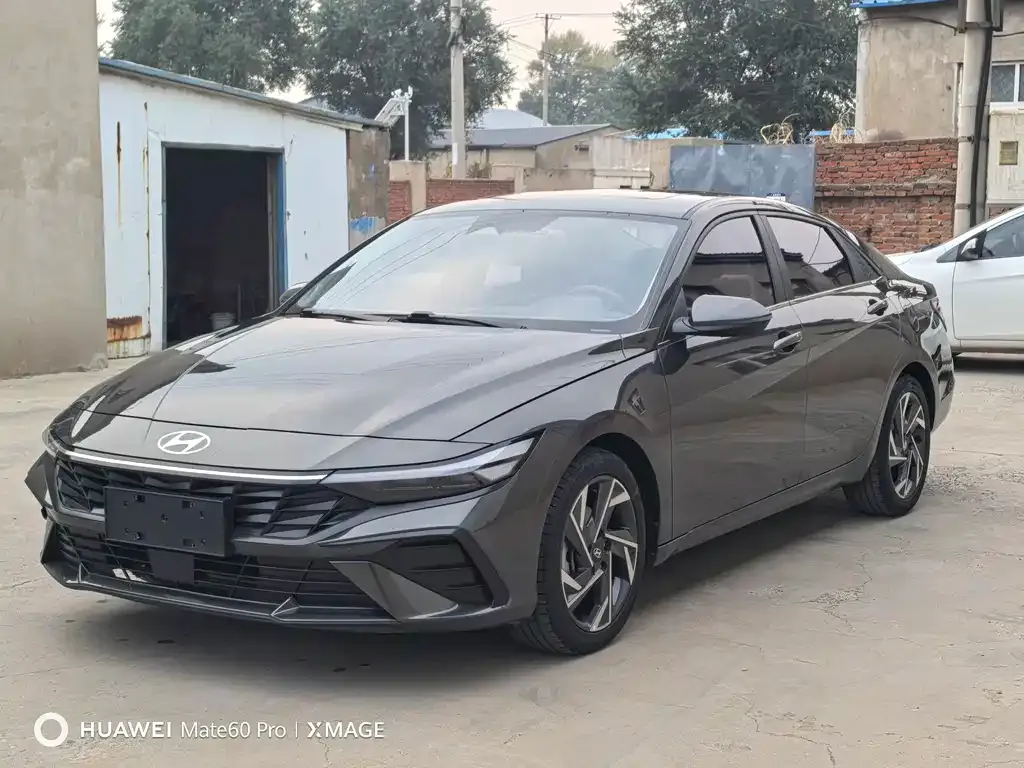 Hyundai Elantra — фото 1